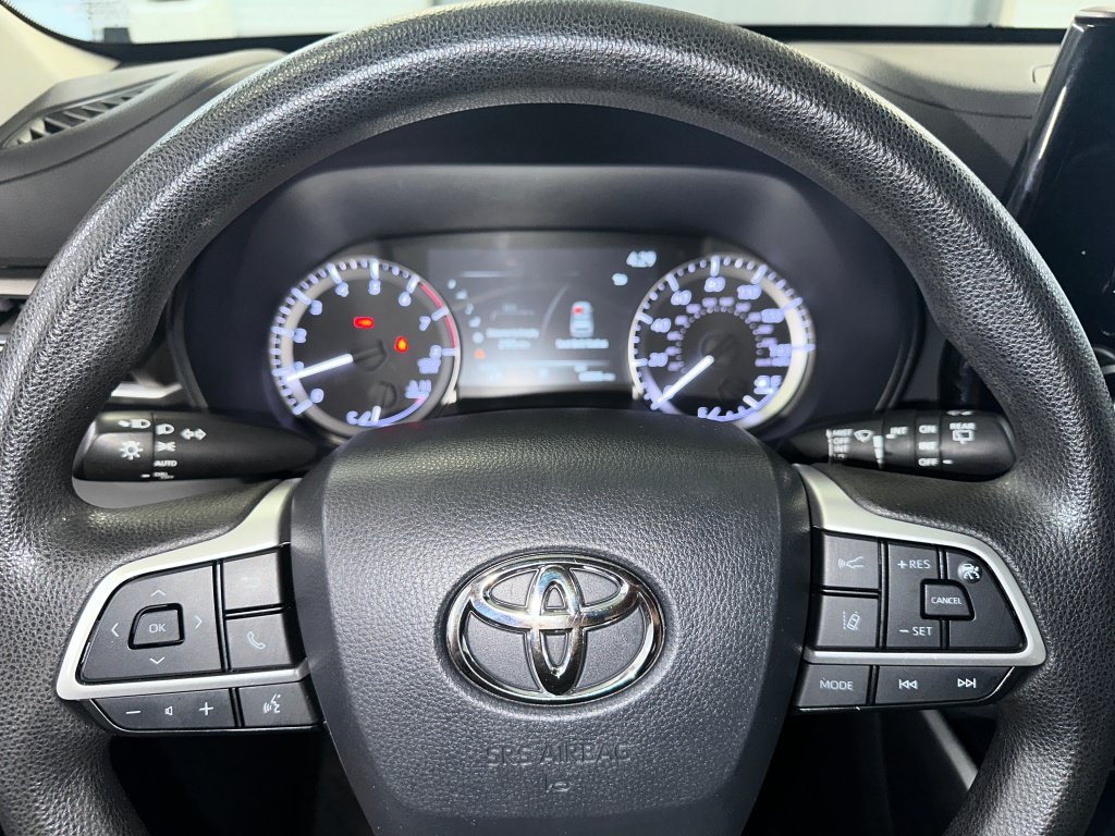Used 2023 Toyota Highlander L FWD image 9