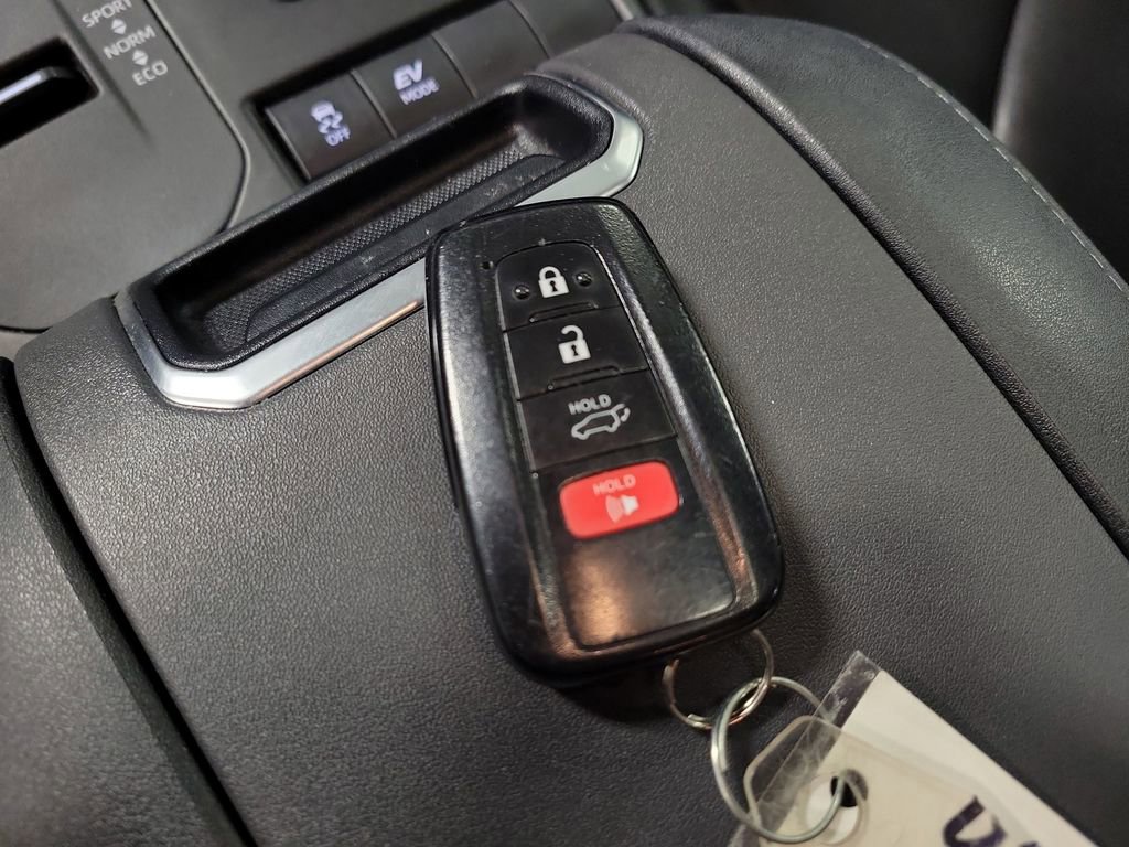 Used 2022 Toyota Highlander XLE FWD image 15