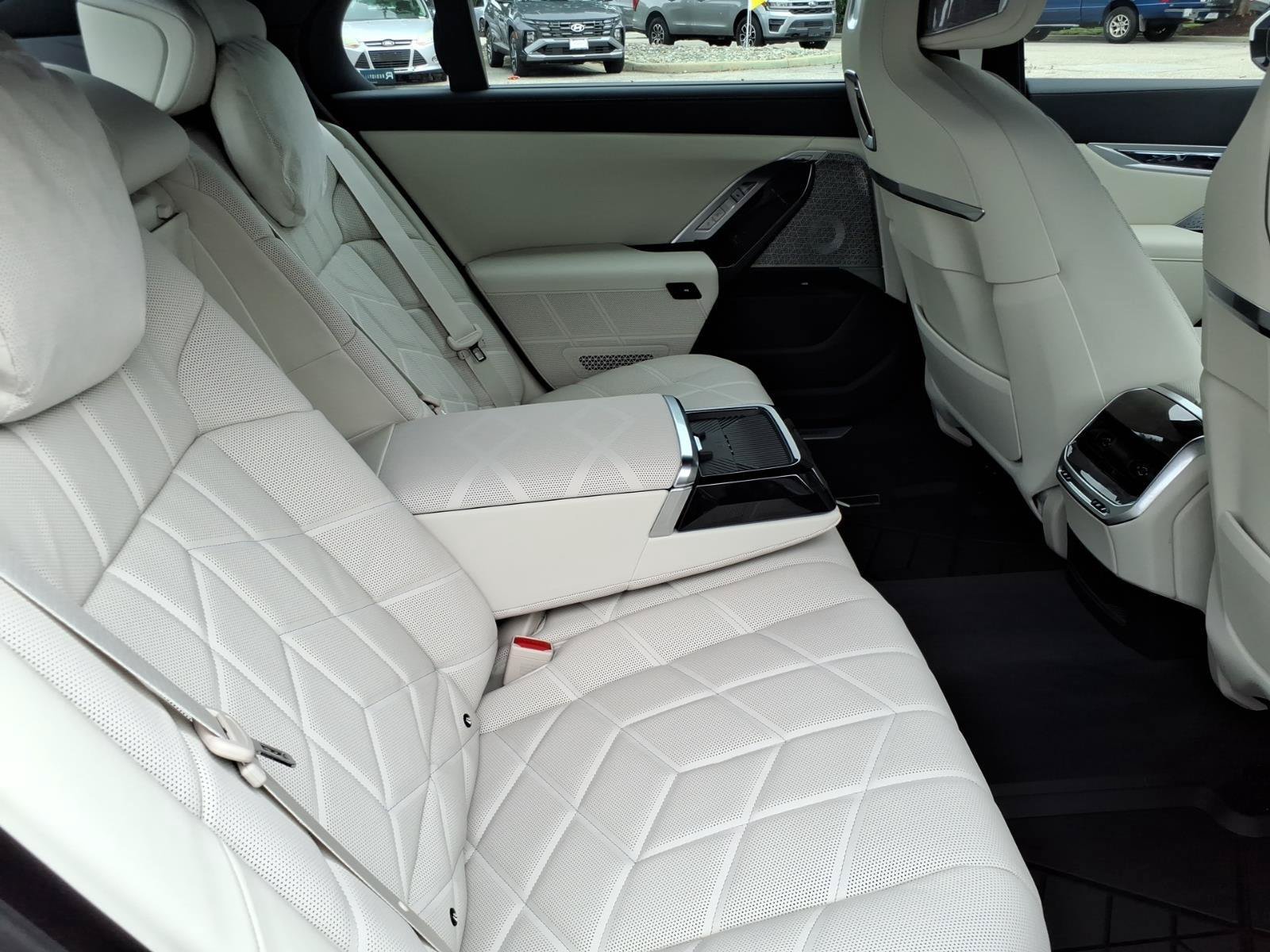 Used 2025 BMW 760i xDrive w/ Executive Package AWD/4WD image 25