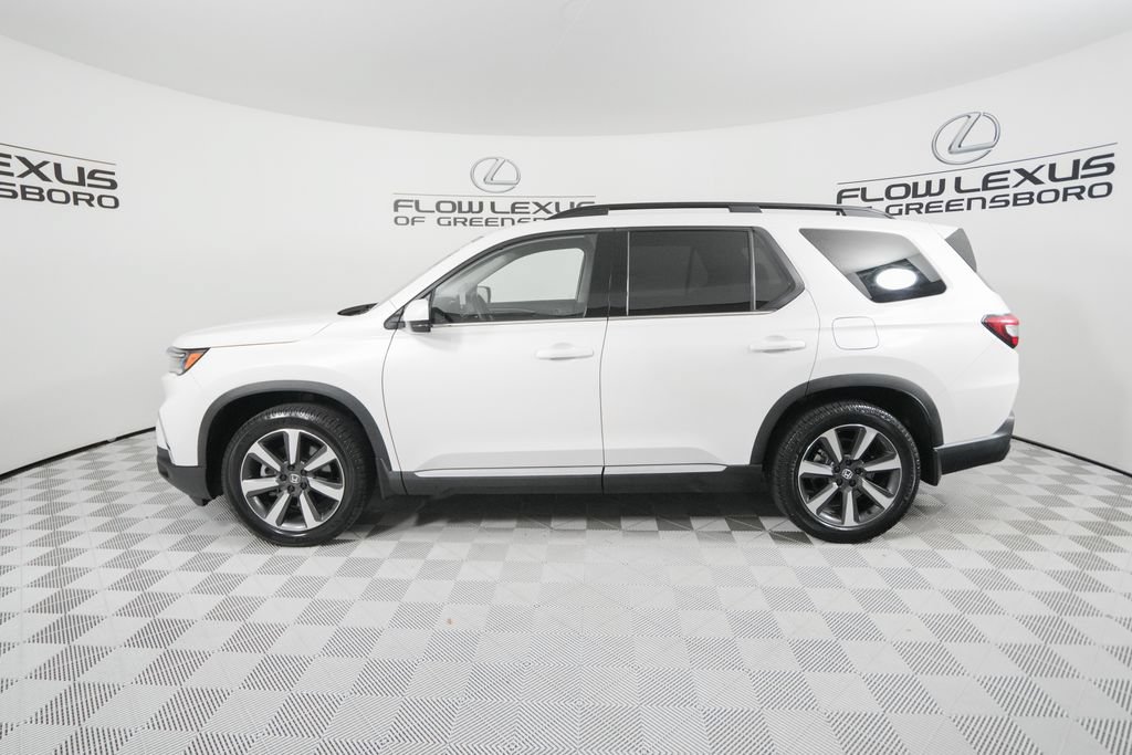 Used 2025 Honda Pilot Touring image 4