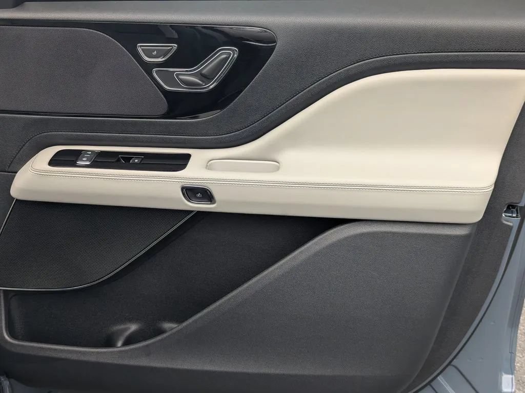 Used 2025 Lincoln Aviator 2WD image 13