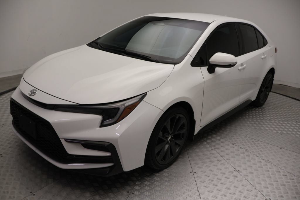 Used 2024 Toyota Corolla SE FWD image 2
