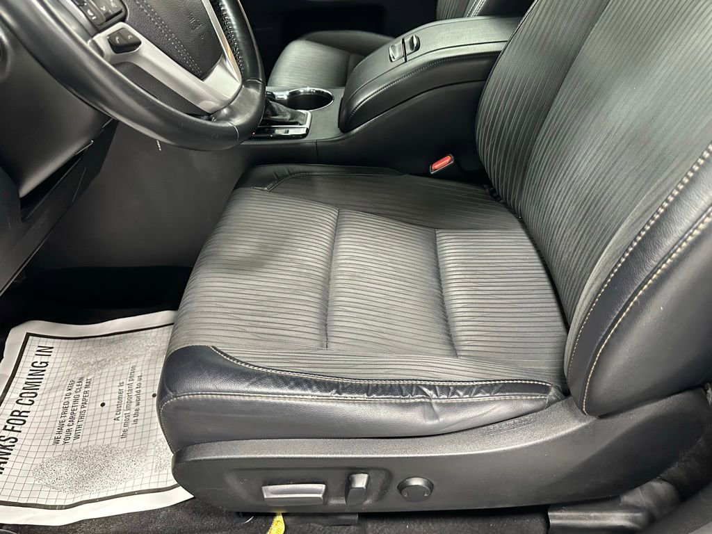 Used 2018 Toyota Highlander Plus w/ Carpet Mat Package (TMS) AWD/4WD image 11