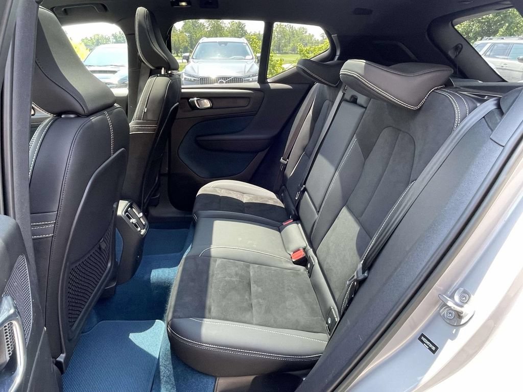 Used 2023 Volvo XC40 Recharge Ultimate AWD/4WD image 3