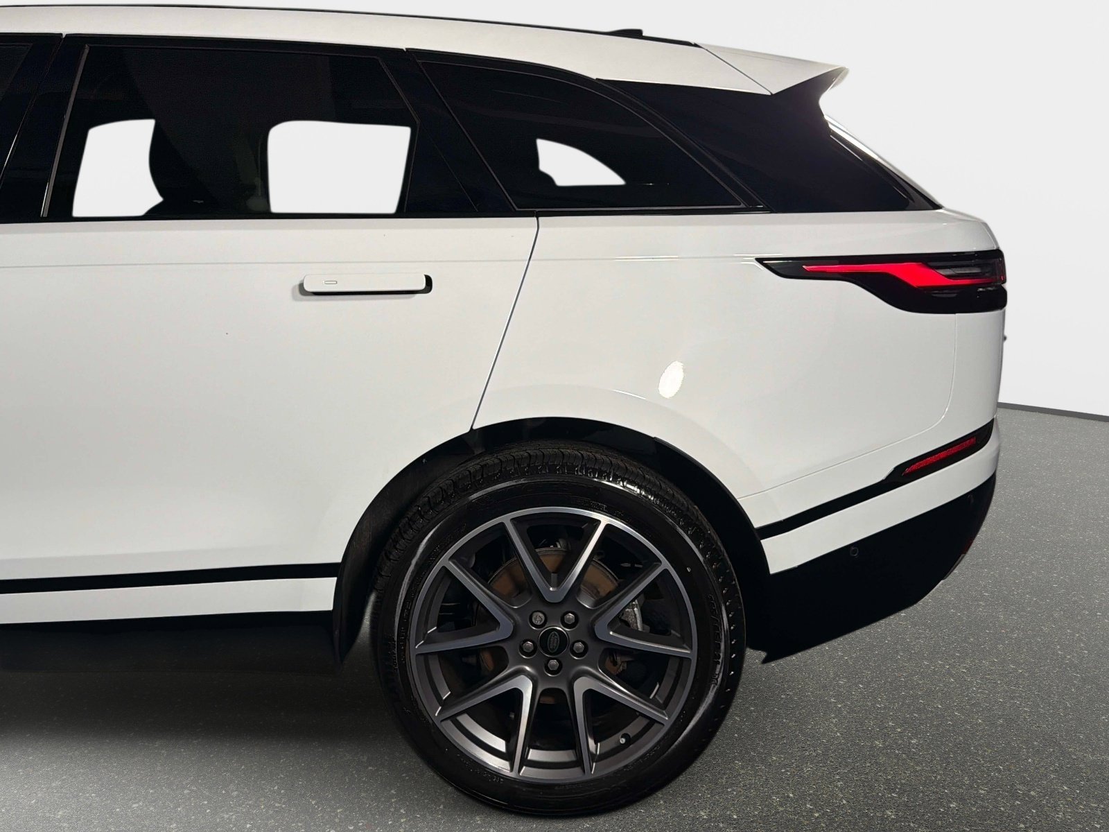 Used 2025 Land Rover Range Rover Velar Dynamic SE AWD/4WD image 14