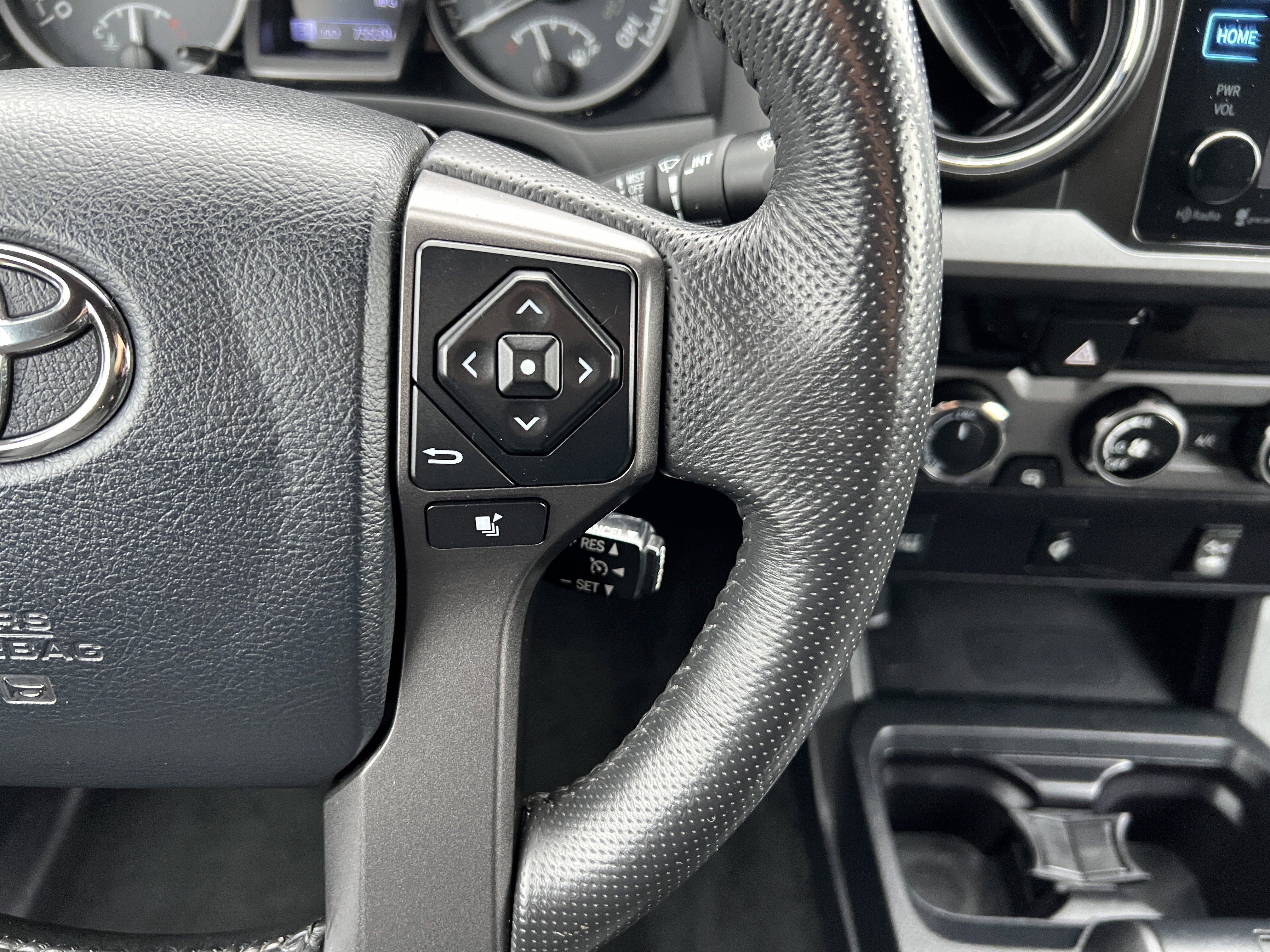 Used 2016 Toyota Tacoma TRD Sport w/ Towing Package image 28