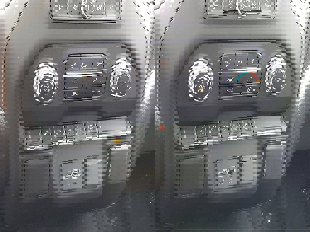 Used 2025 Chevrolet Silverado 1500 Custom image 17