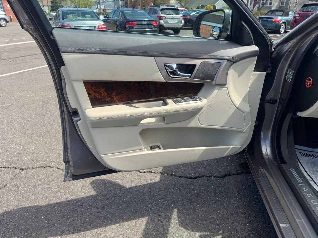 Used 2009 Jaguar XF Premium RWD image 30