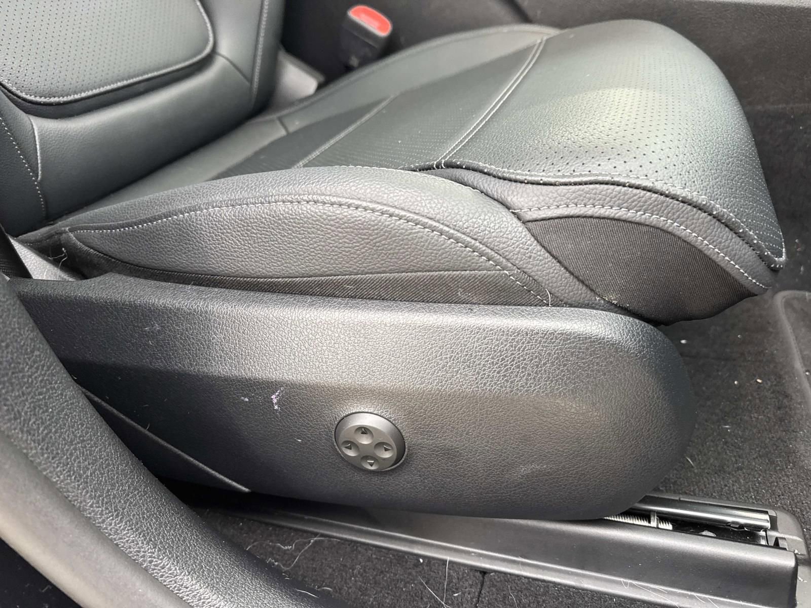 Used 2025 Mercedes-Benz GLC 300 4MATIC image 13