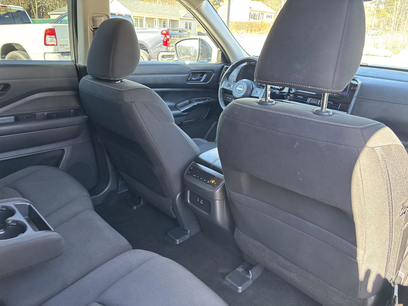 Used 2025 Nissan Pathfinder SV image 26