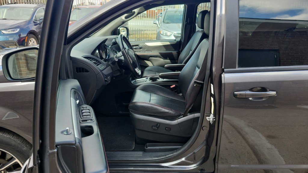 Used 2018 Dodge Grand Caravan GT FWD image 17
