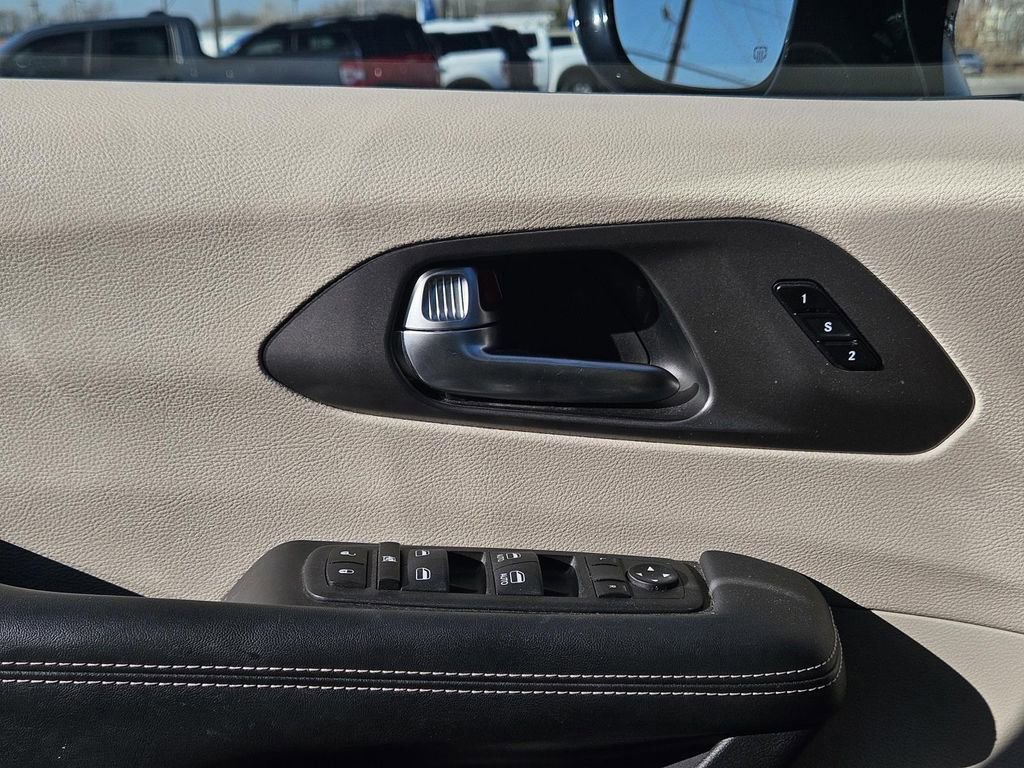 Used 2024 Chrysler Pacifica Select image 23