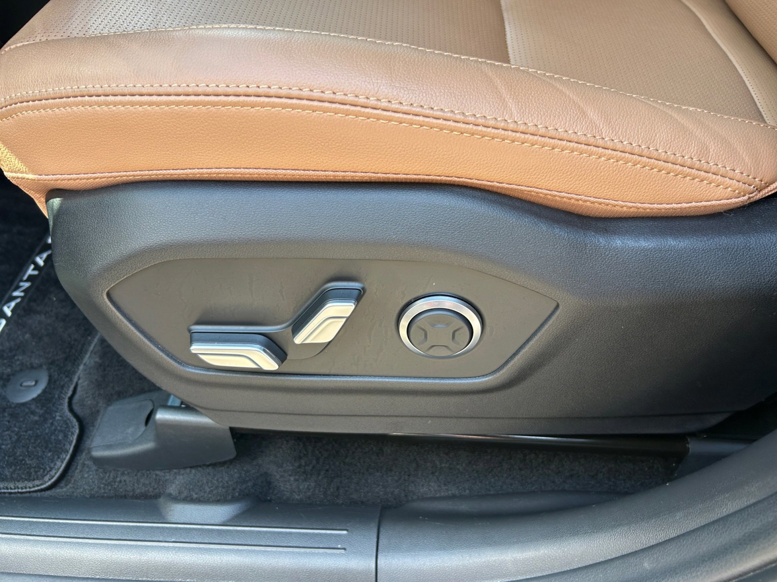 Used 2025 Hyundai Santa Fe Limited AWD/4WD image 12