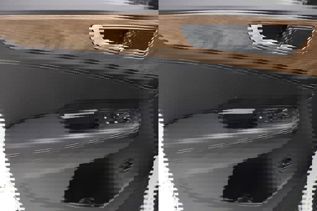 Used 2025 Volkswagen Atlas SE image 16