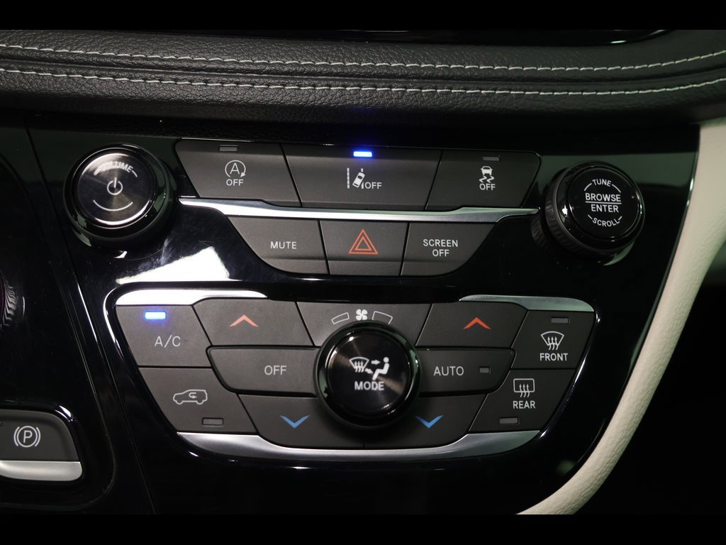 Used 2022 Chrysler Pacifica Touring-L image 13