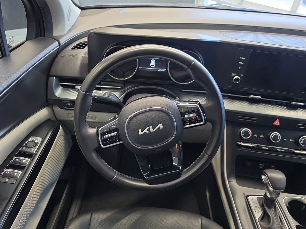 Used 2023 Kia Carnival LX FWD image 20