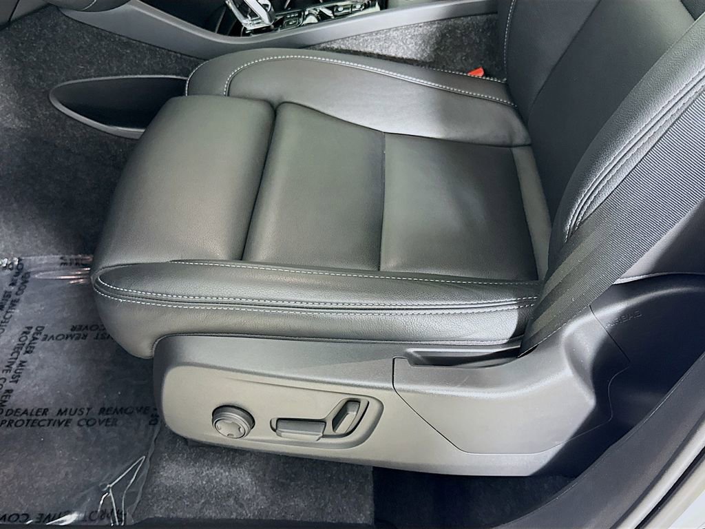 Used 2025 Volvo XC40 B5 Plus image 20