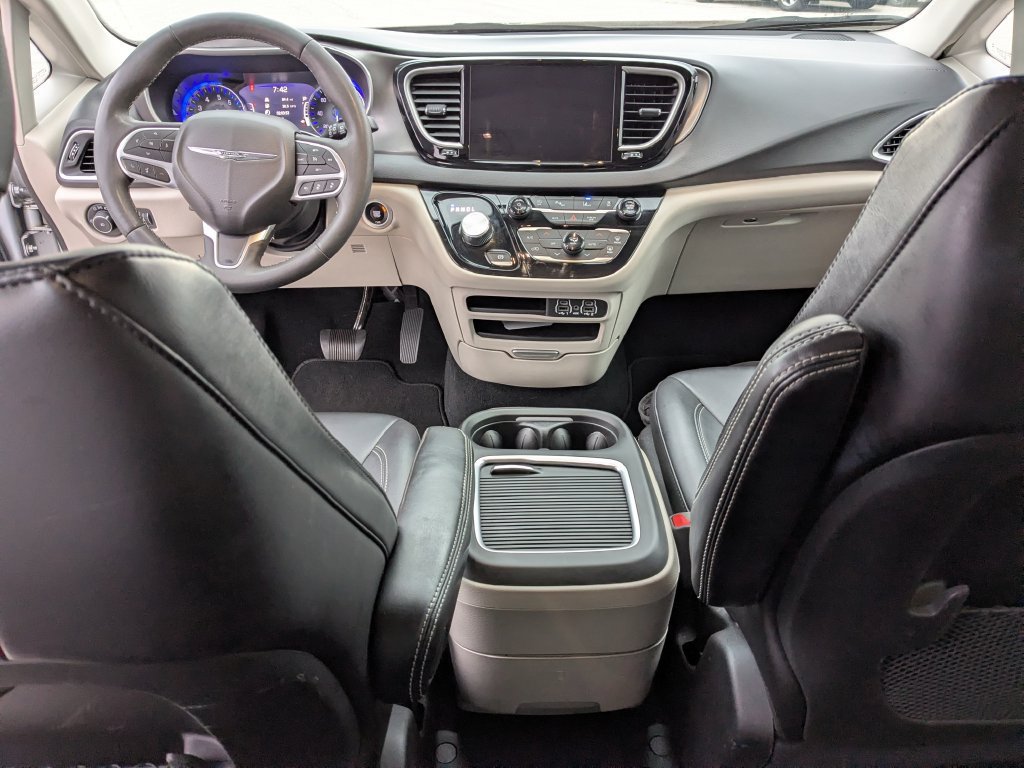 Used 2024 Chrysler Pacifica Touring-L FWD image 4
