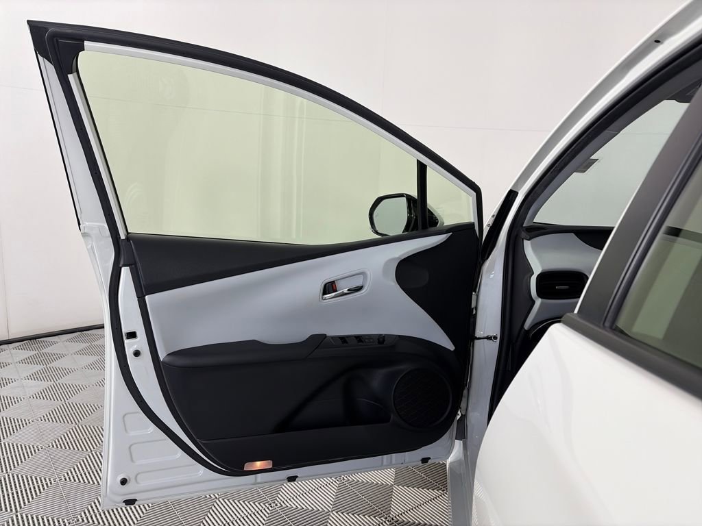 Used 2020 Toyota Prius LE w/ Carpet Mat Package image 10