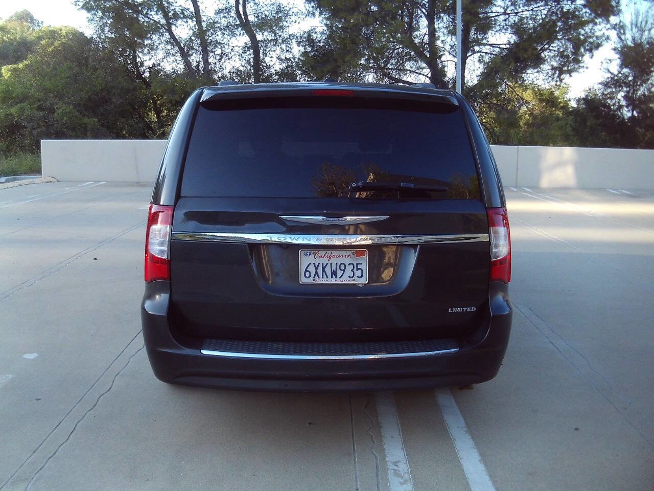Used 2012 Chrysler Town & Country Limited w/ Luxury Group image 7