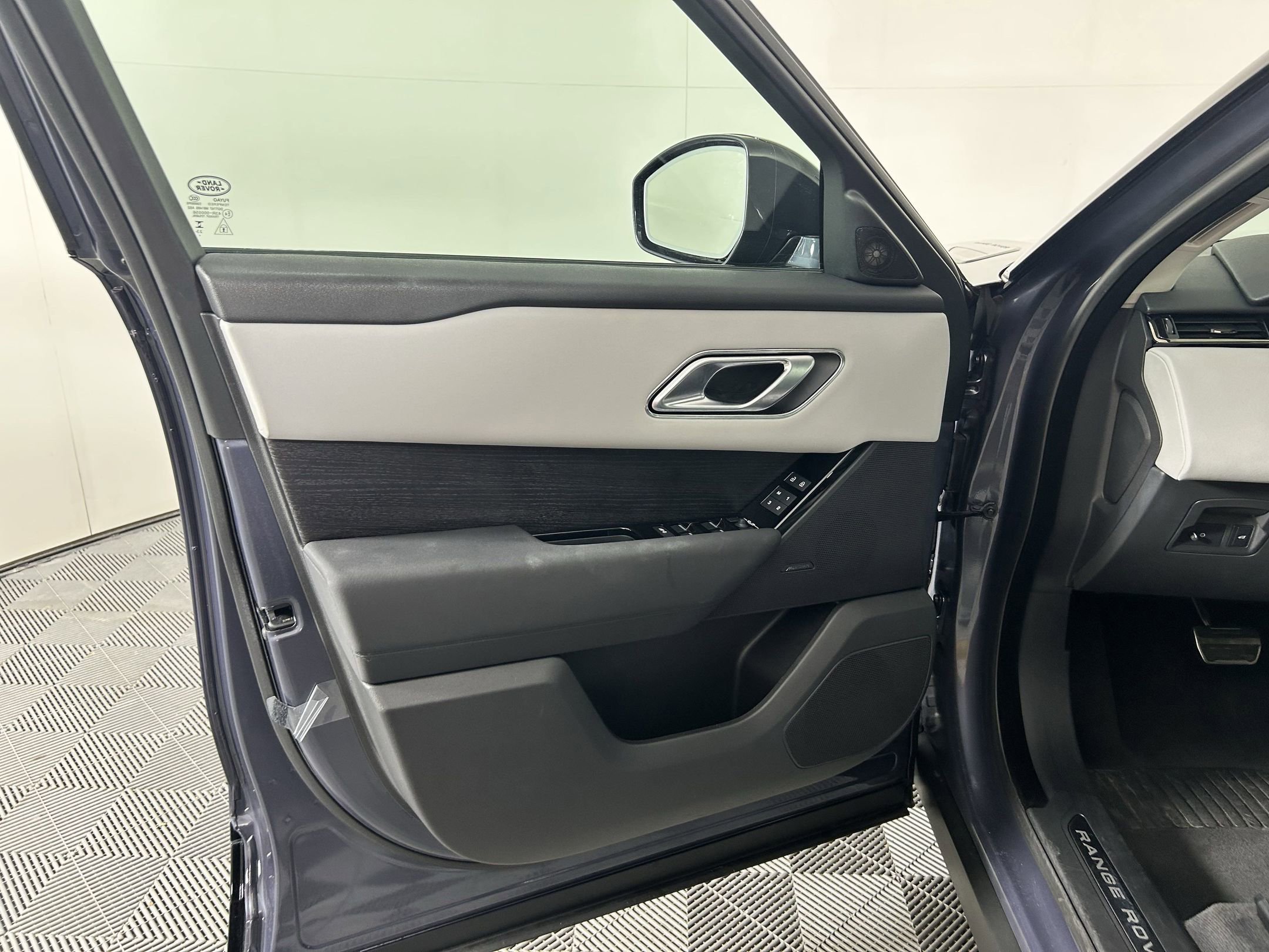 Used 2025 Land Rover Range Rover Velar Dynamic SE image 21