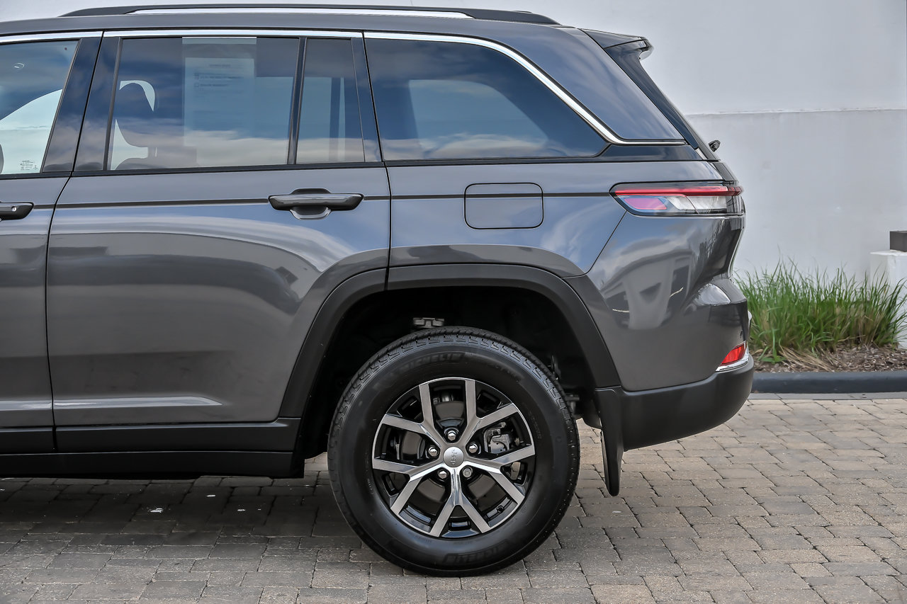 Used 2023 Jeep Grand Cherokee Limited w/ MOPAR Finishing Package AWD/4WD image 13