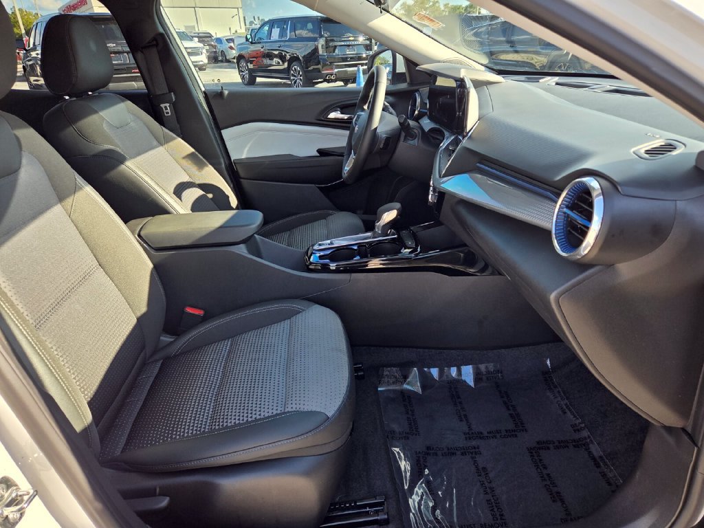 Used 2025 Chevrolet Trax LT w/ Driver Confidence Package FWD image 15