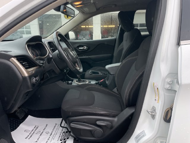 Used 2016 Jeep Cherokee Latitude w/ Cold Weather Group AWD/4WD image 19