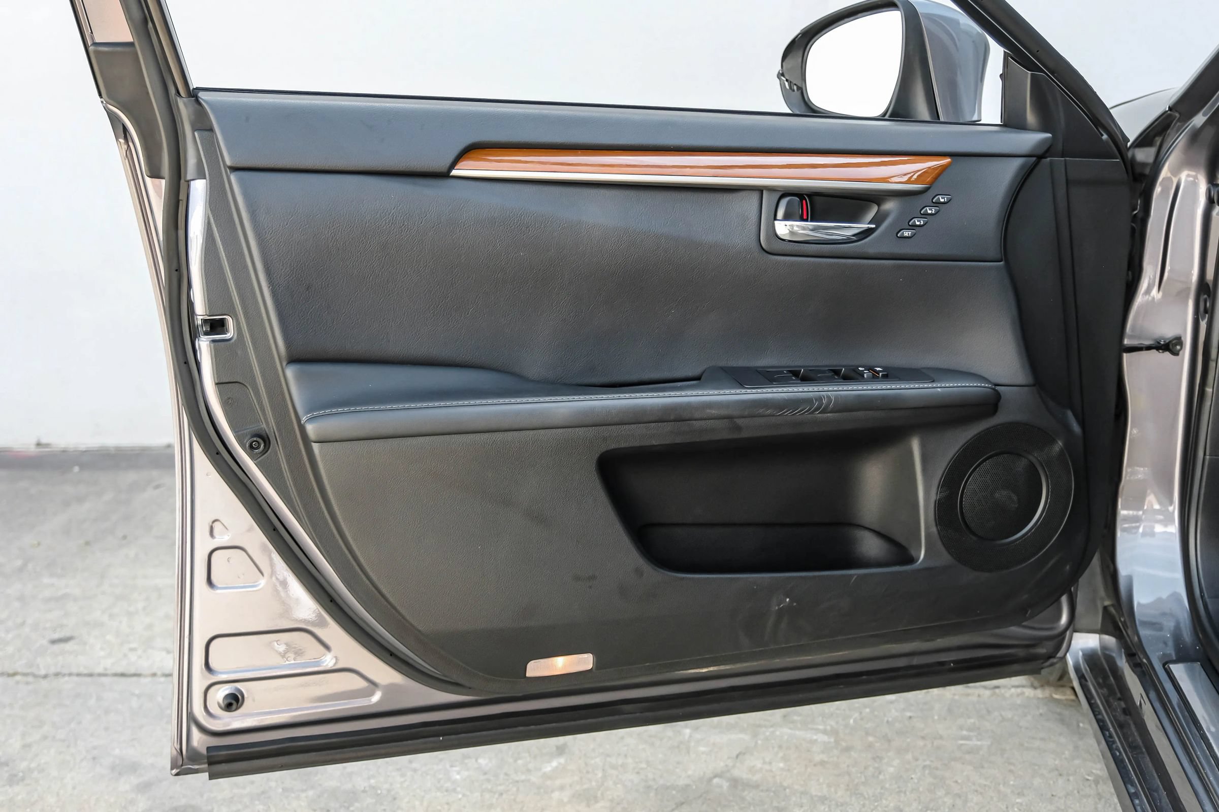 Used 2014 Lexus ES 300h w/ Luxury Package w/Bamboo Trim FWD image 38
