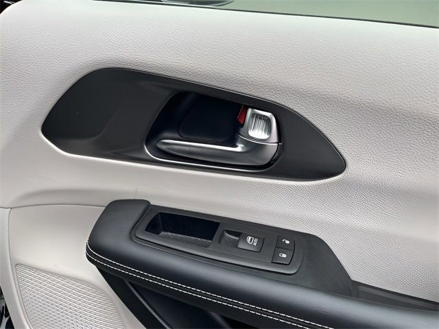 Used 2024 Chrysler Pacifica Touring-L image 62