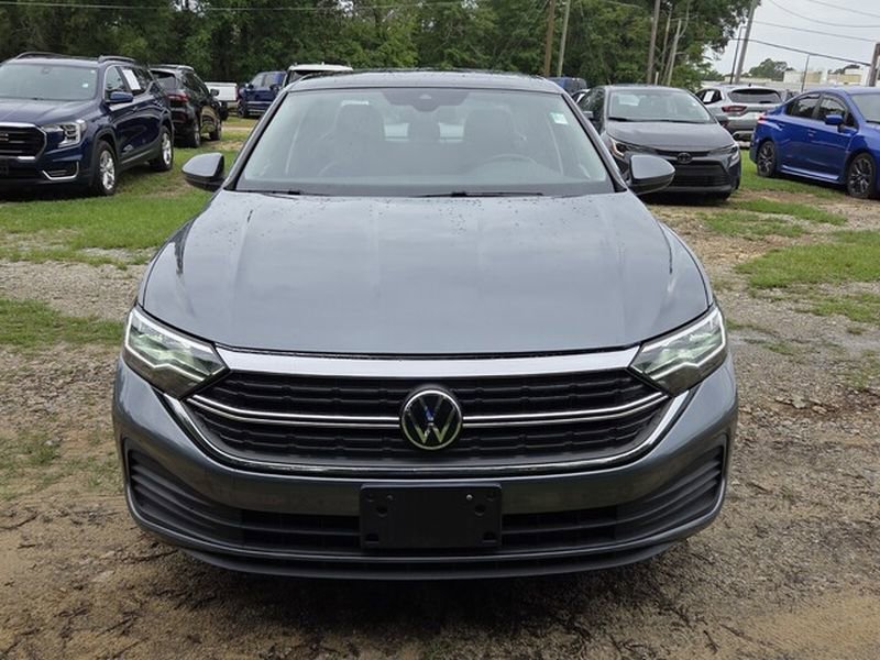 Used 2024 Volkswagen Jetta SE FWD image 3