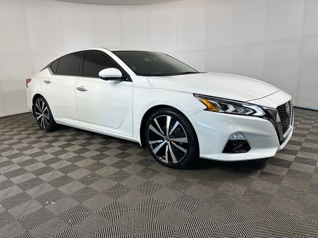Used 2020 Nissan Altima 2.0 Platinum FWD image 2