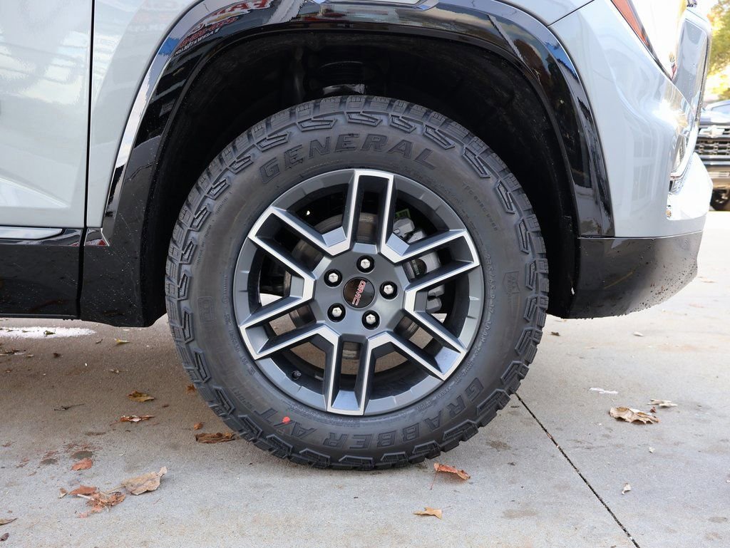 New 2026 GMC Terrain AT4 w/ LPO, Black Badging Package image 39