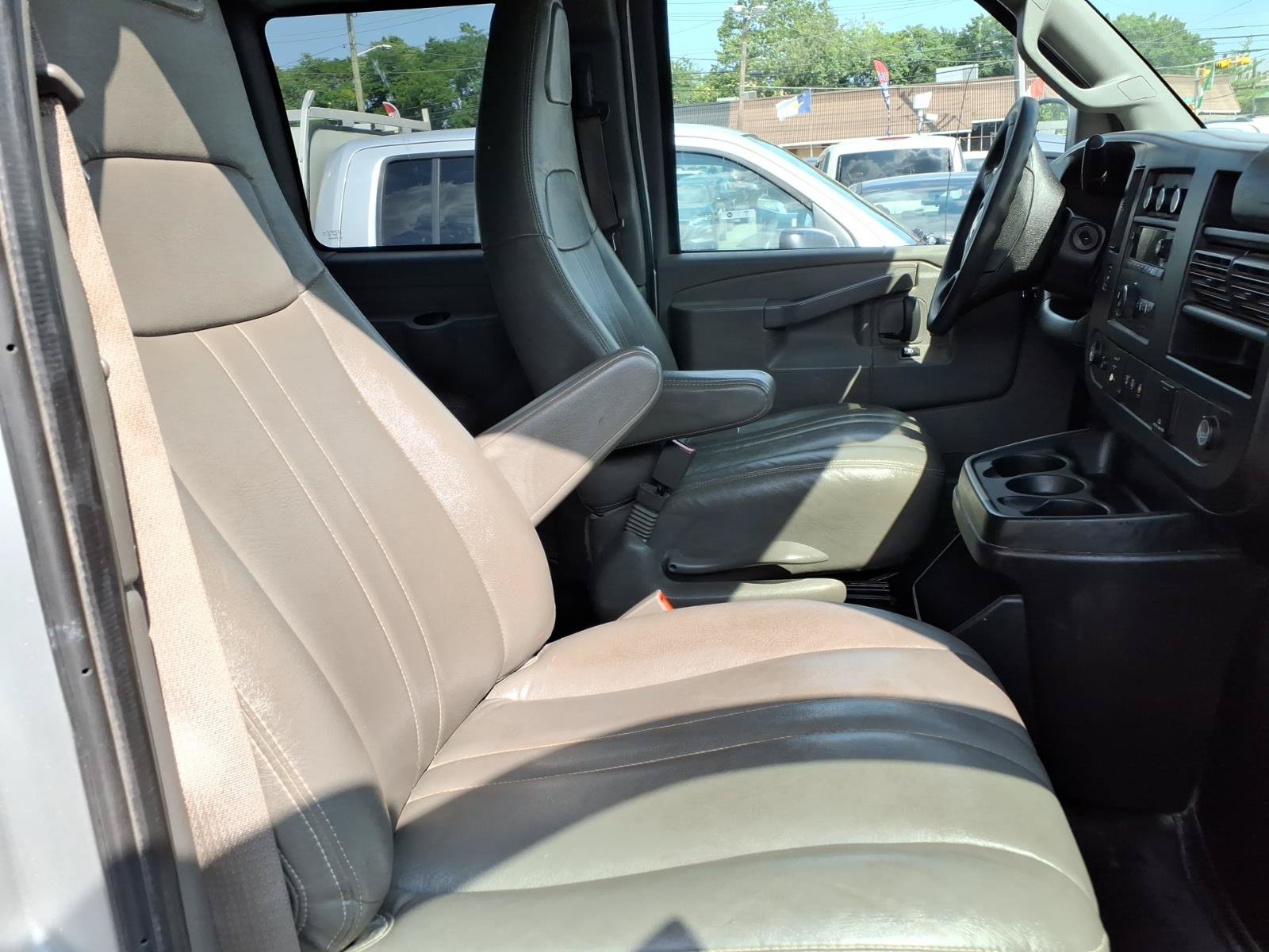 Used 2018 Chevrolet Express 3500 LS RWD image 9