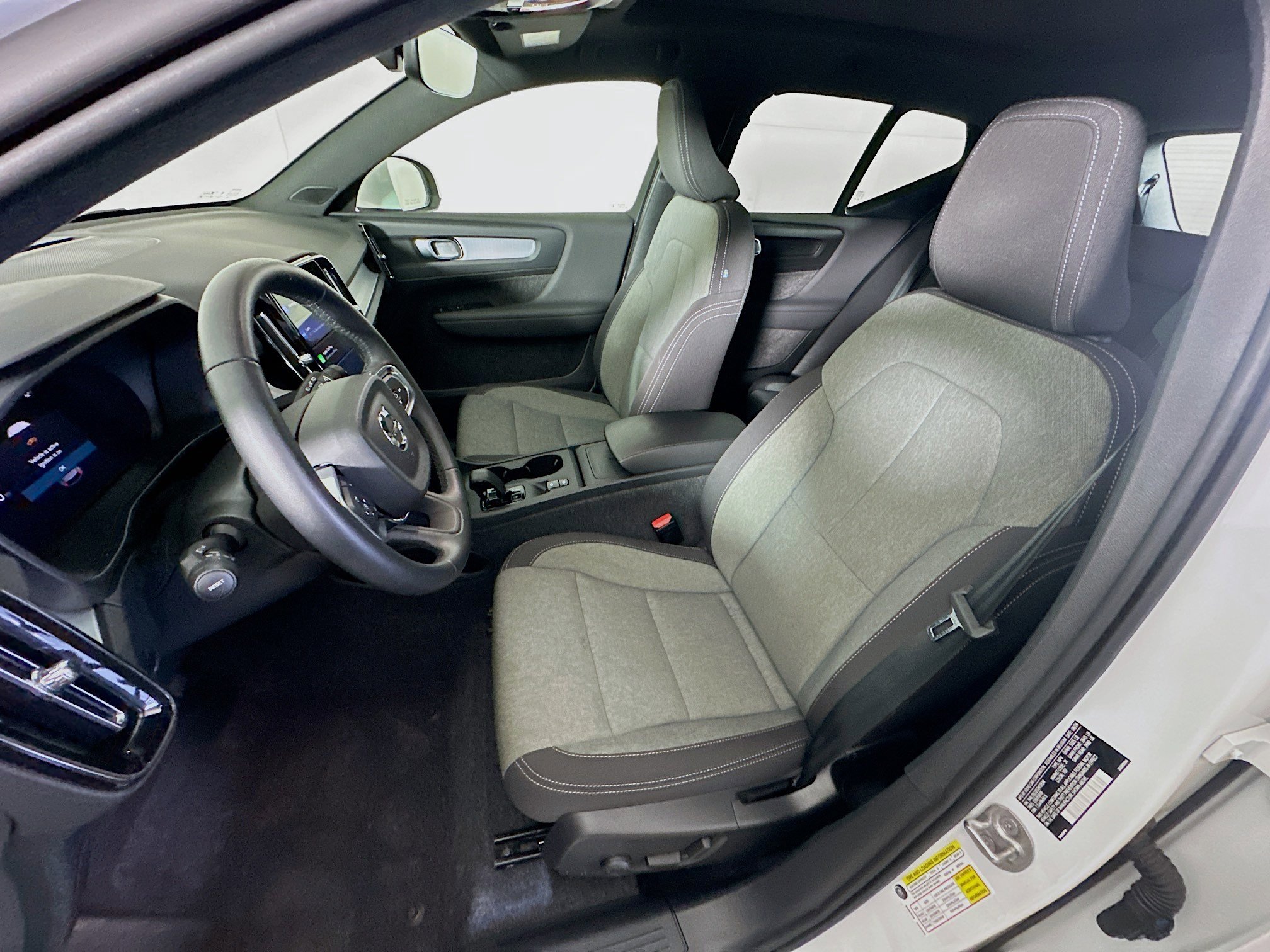Used 2025 Volvo XC40 B5 Core image 13