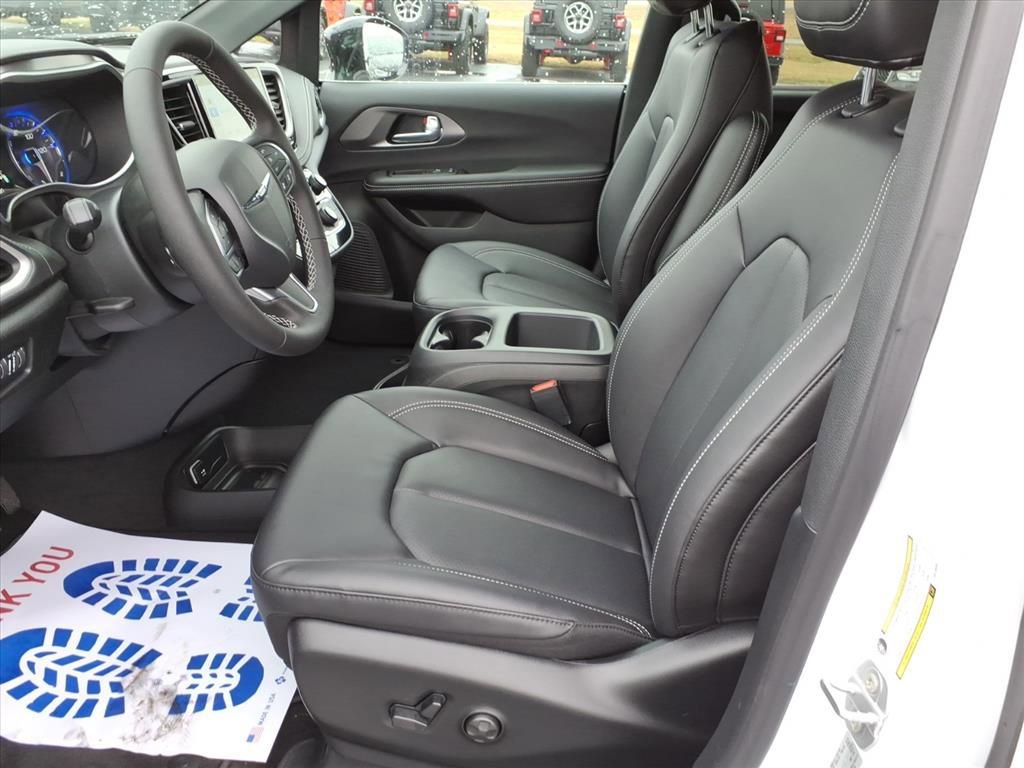 New 2026 Chrysler Pacifica Select image 13