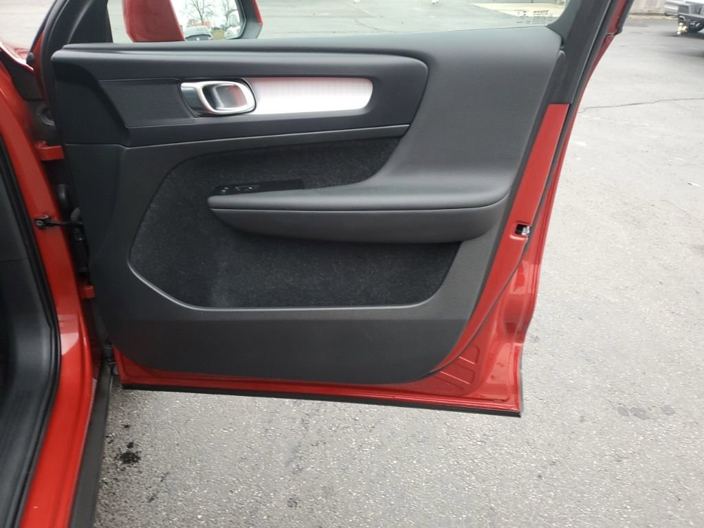 Used 2021 Volvo XC40 T5 Momentum w/ Climate Package image 32