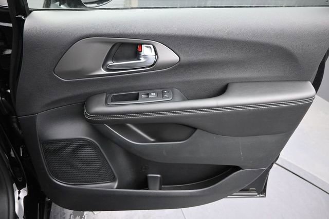 New 2027 Chrysler Pacifica Limited FWD image 25