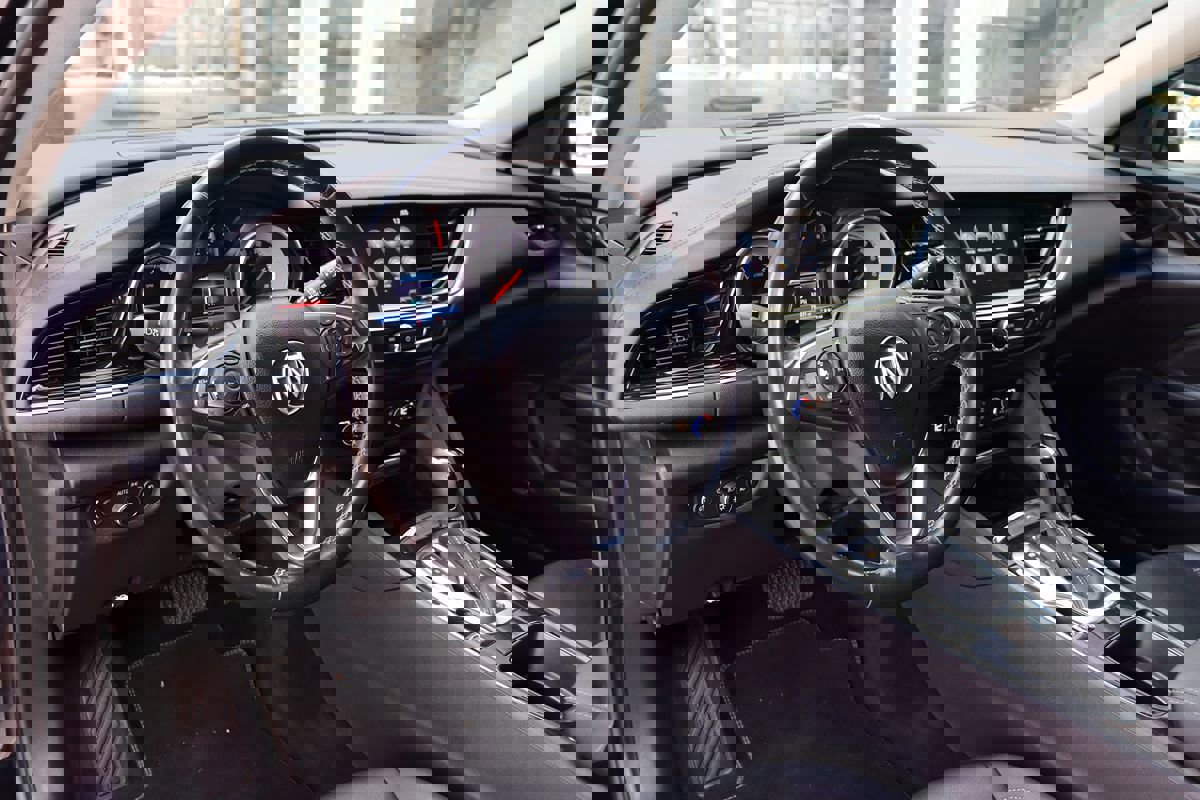 Used 2018 Buick Regal Essence w/ Driver Confidence Package #1 image 12