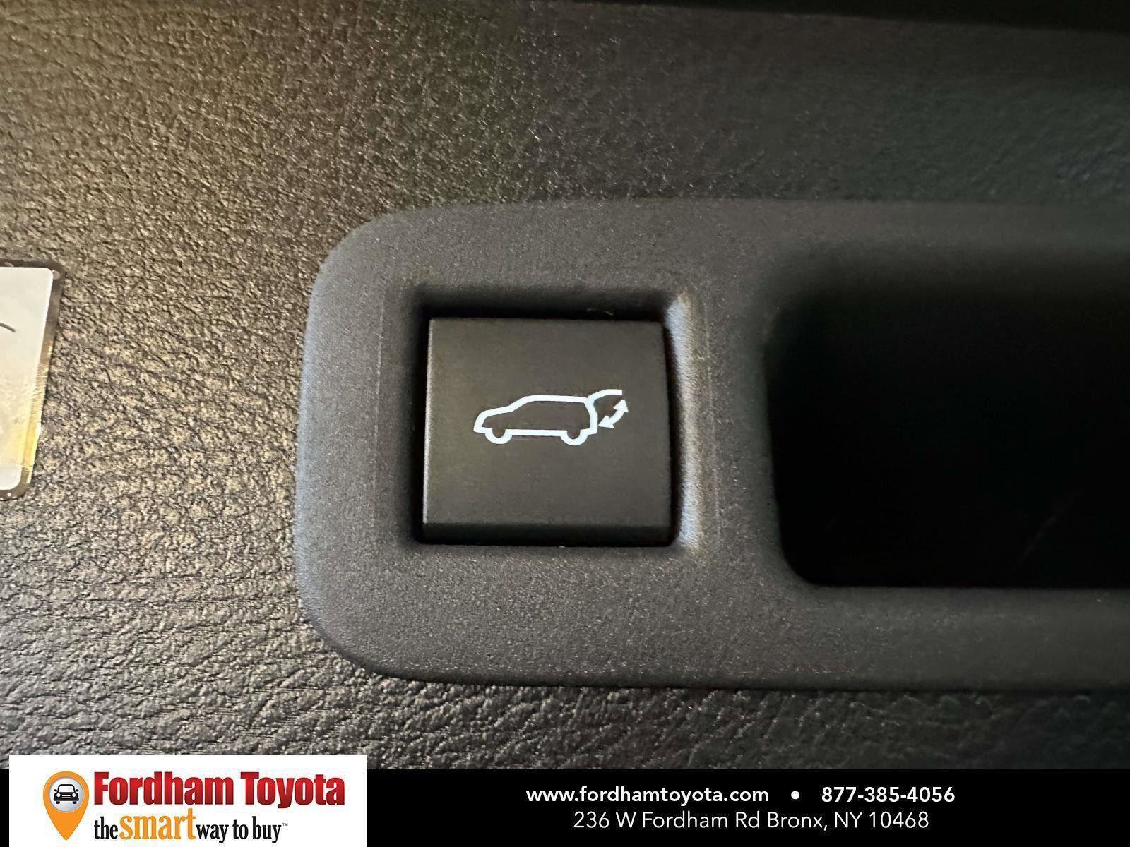 Used 2026 Toyota Sienna LE image 18