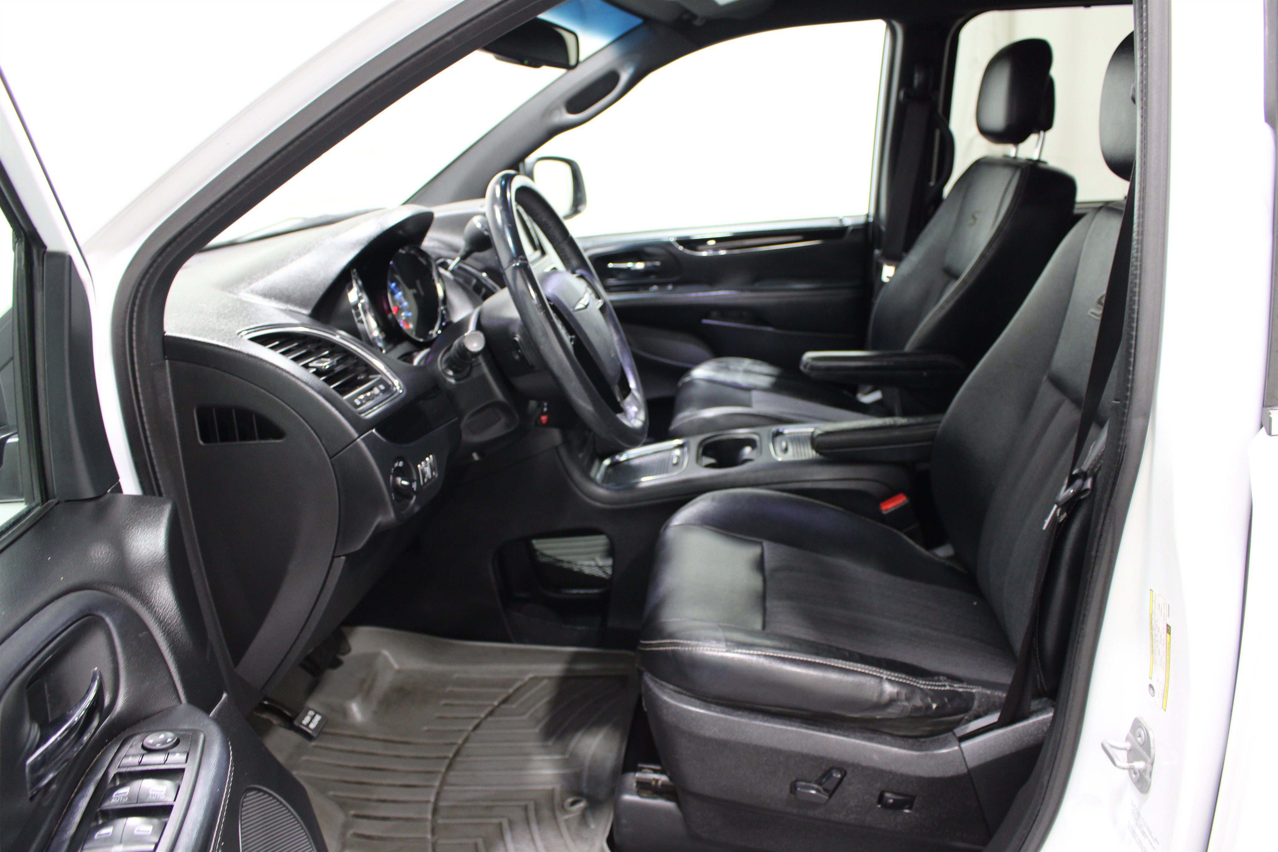 Used 2014 Chrysler Town & Country S FWD image 3