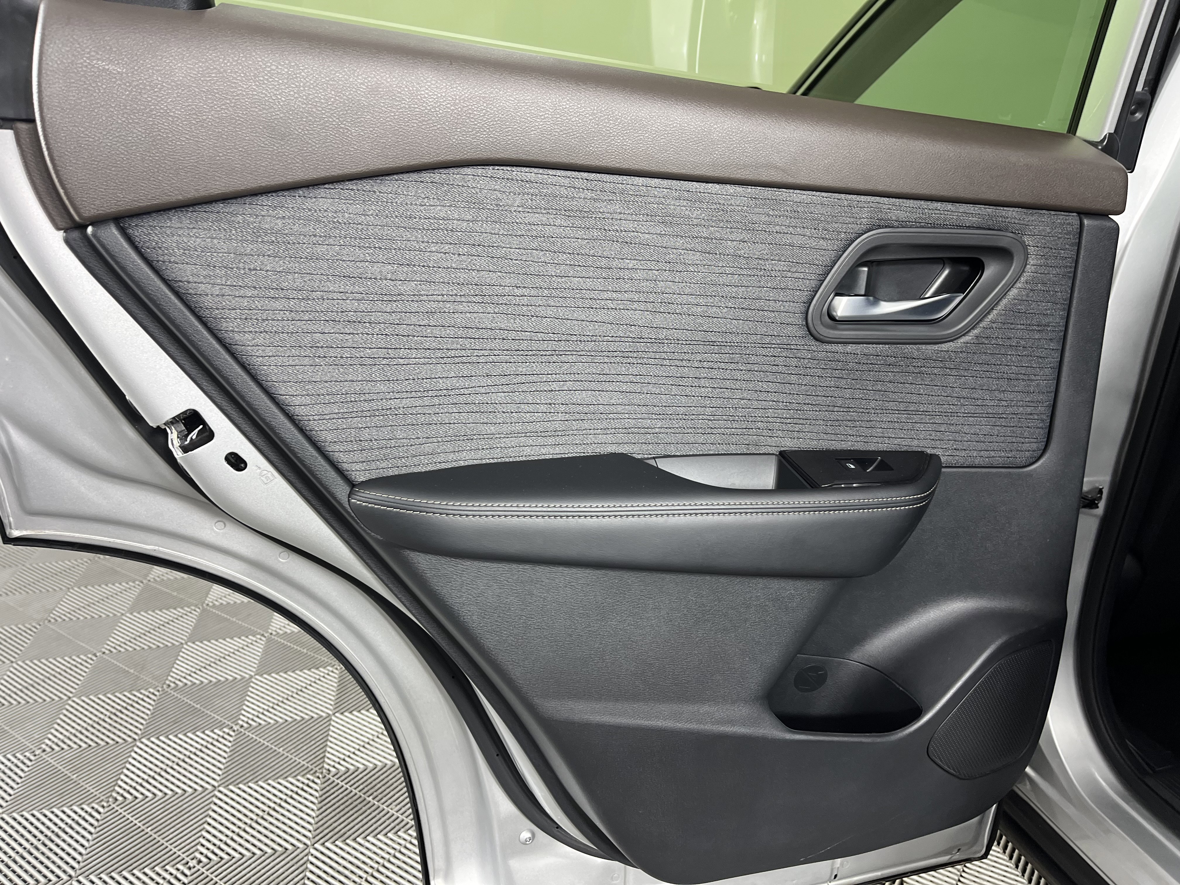 Used 2023 Nissan Rogue SV image 11
