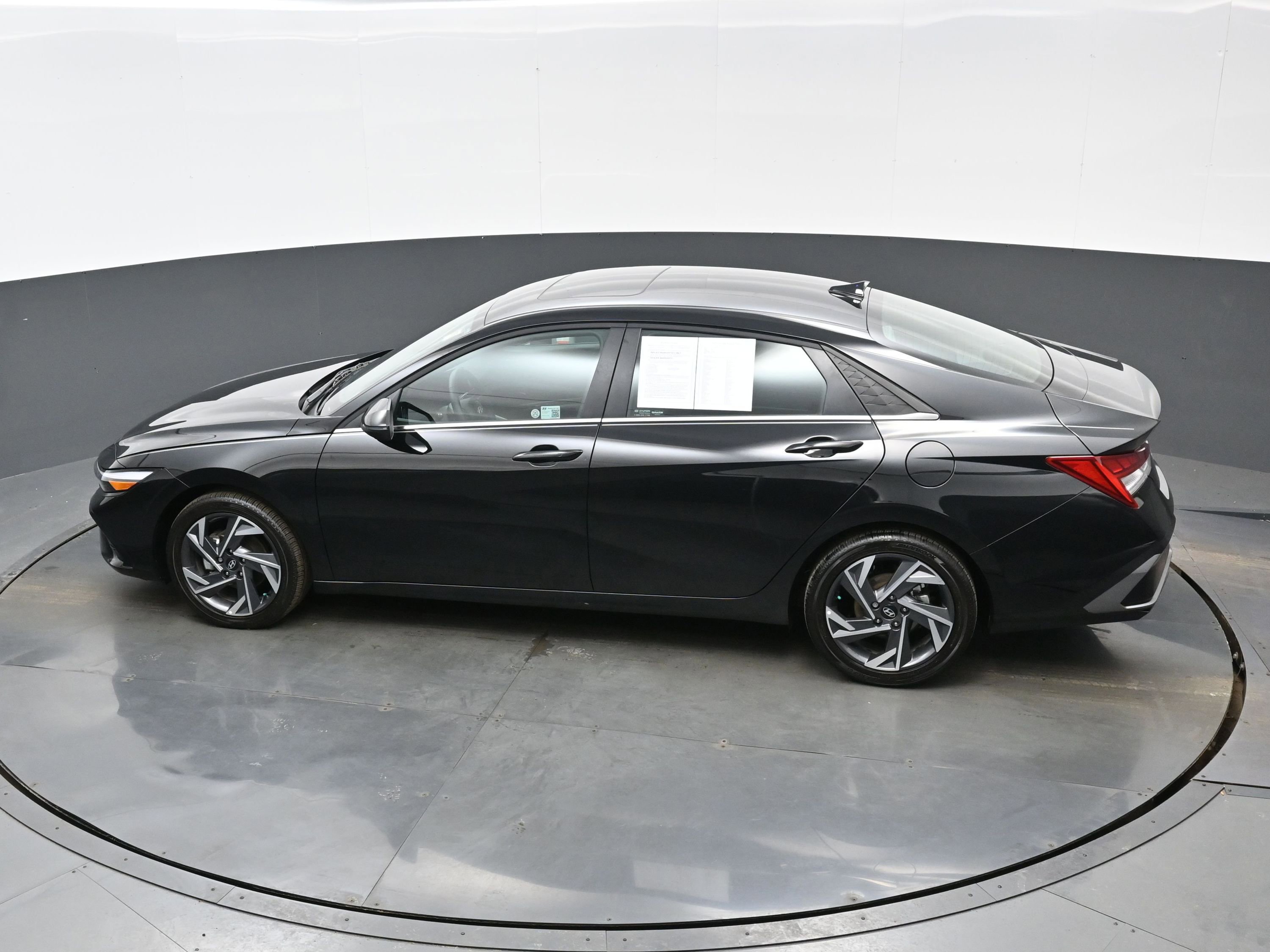 Certified 2025 Hyundai Elantra Limited image 35