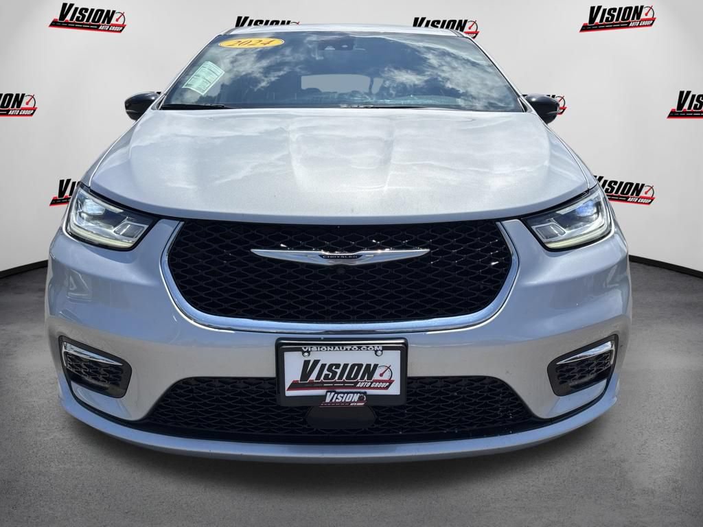 Used 2024 Chrysler Pacifica Touring-L FWD image 2