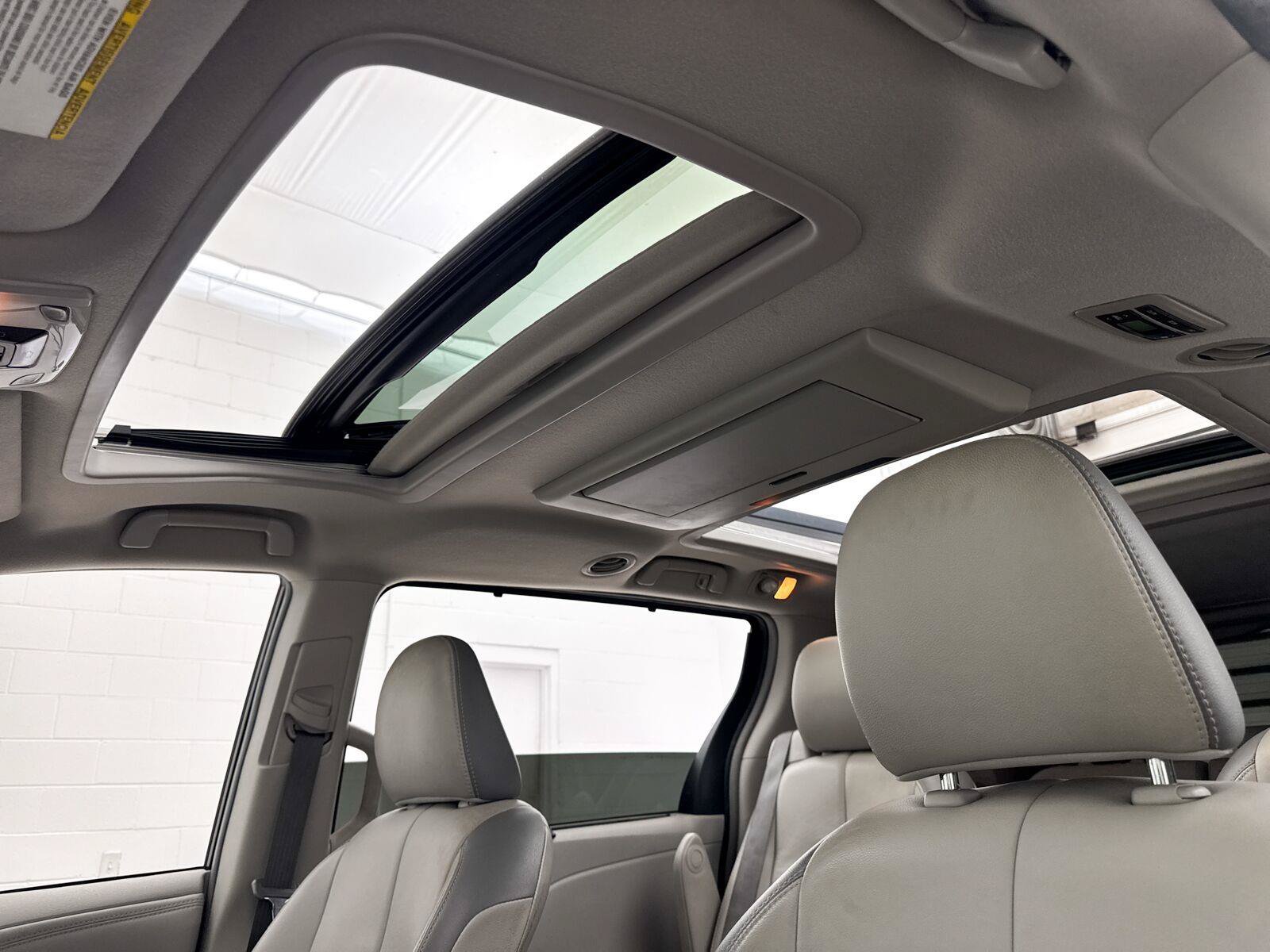 Used 2012 Toyota Sienna Limited w/ Premium Pkg FWD image 5