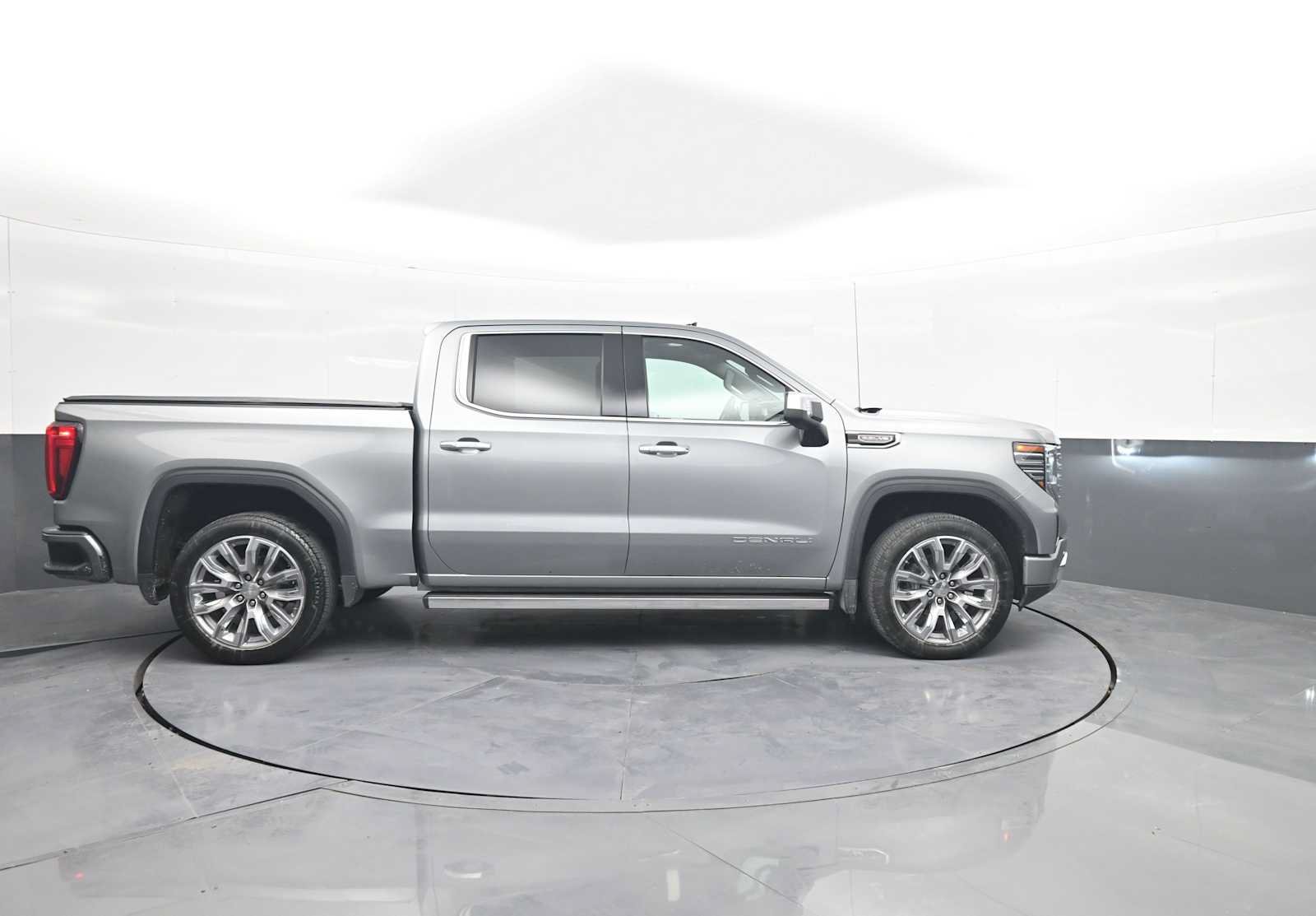 Used 2024 GMC Sierra 1500 Denali w/ Denali Reserve Package AWD/4WD image 9