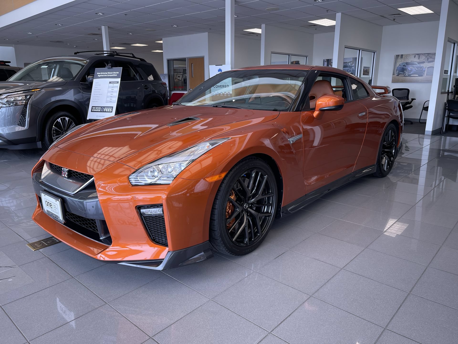 Used 2018 Nissan GT-R Premium w/ Premium Interior Package AWD/4WD image 4