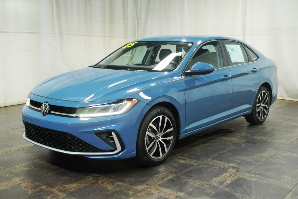 Used 2025 Volkswagen Jetta SE FWD image 2
