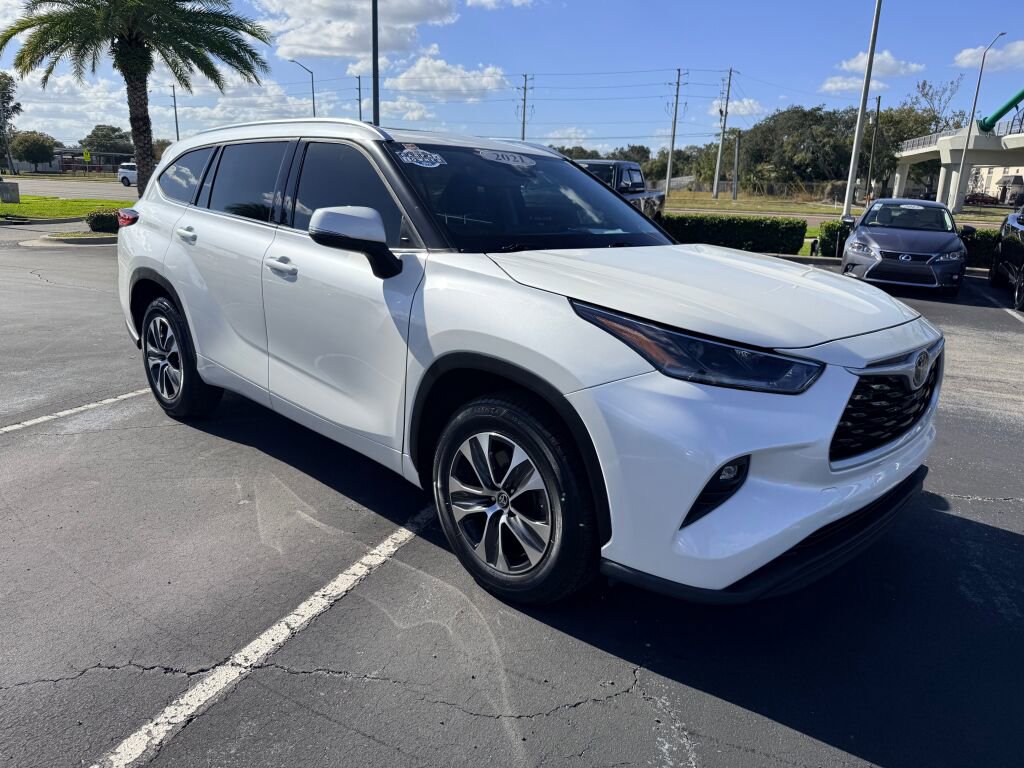 Used 2021 Toyota Highlander XLE image 4