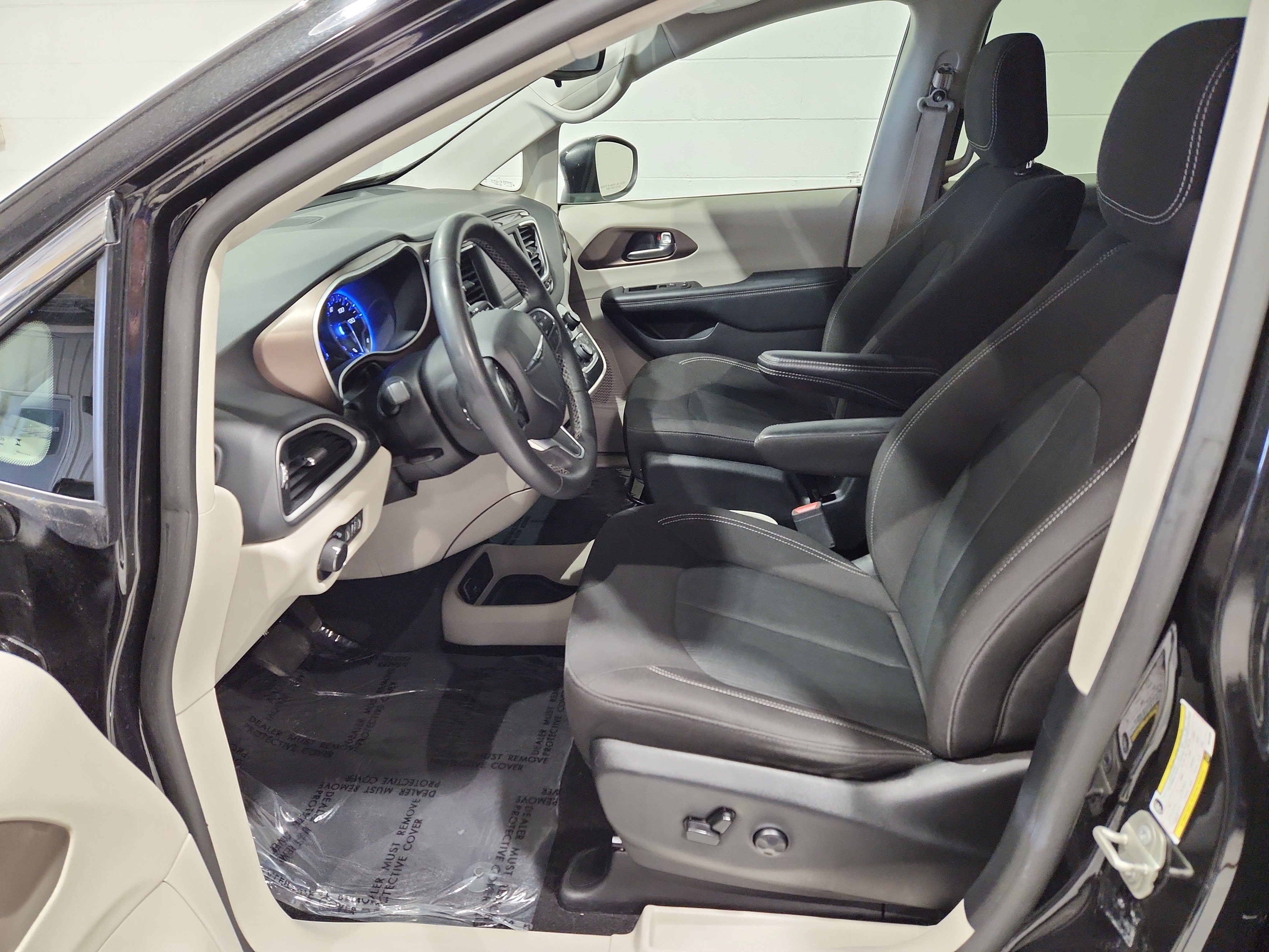 Used 2023 Chrysler Voyager LX FWD image 4